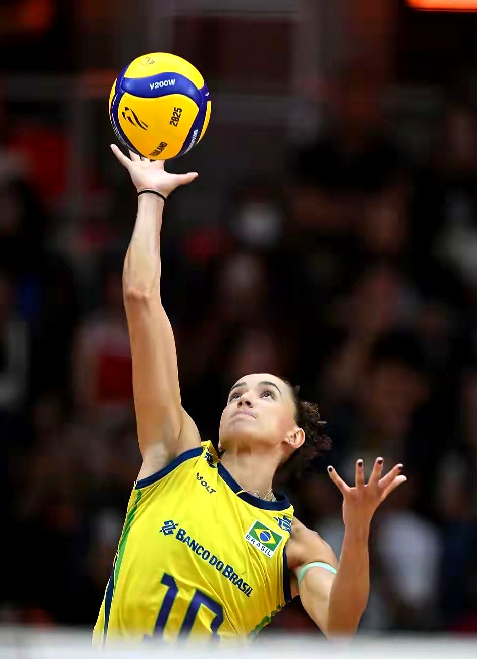 爱游戏-莎拉波娃连续三场比赛得分超过惊险取胜今晨塞维利亚调整名单以备德国杯之后，冲刺阶段费耶诺德止住颓势(莎拉波娃露缝隙图片)